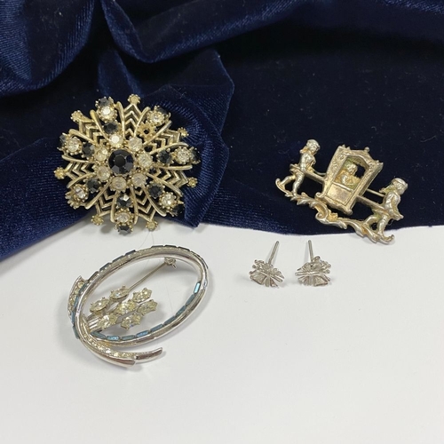 254 - A VINTAGE COSTUME JEWELLERY LOT, to include silver tone carriage brooch, two silver tone gemset broo... 