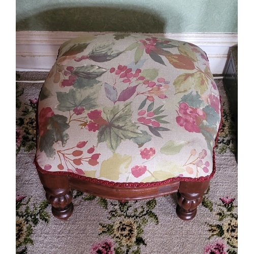 266 - A NEATLY SIZED EARLY 20TH CENTURY MAHOGANY FOOT STOOL, with stuffed over top nicely upholstered, rai... 