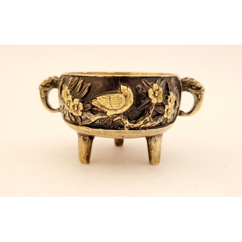 283 - A MIXED LOT: includes; (i) A JAPANESE MIXED METAL PLATE, decorated with raised relief work showing a... 