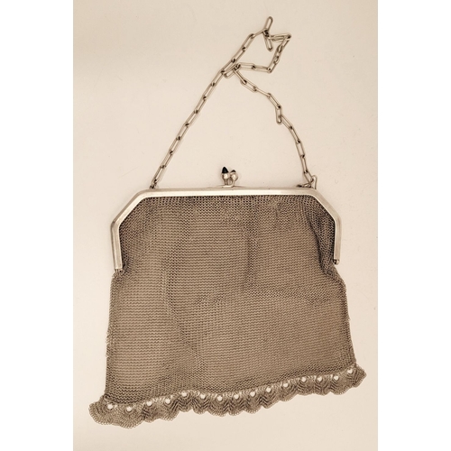 289 - A LARGE DELICATELY MADE ART DECO MESH EVENING PURSE / BAG, with a blue cabochon cut stone to the kis... 