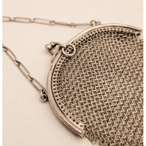 290 - AN EARLY 20TH CENTURY DELICATELY MADE ART DECO SILVER MESH PURSE, with rounded top frame and a ball ... 