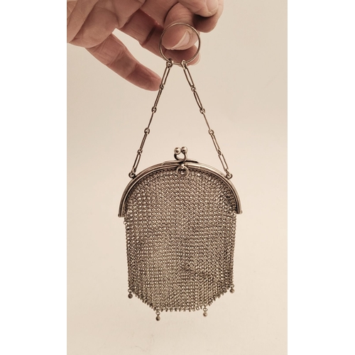 290 - AN EARLY 20TH CENTURY DELICATELY MADE ART DECO SILVER MESH PURSE, with rounded top frame and a ball ... 