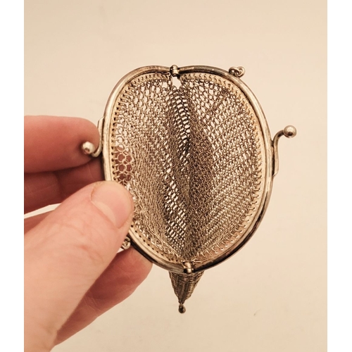 290 - AN EARLY 20TH CENTURY DELICATELY MADE ART DECO SILVER MESH PURSE, with rounded top frame and a ball ... 