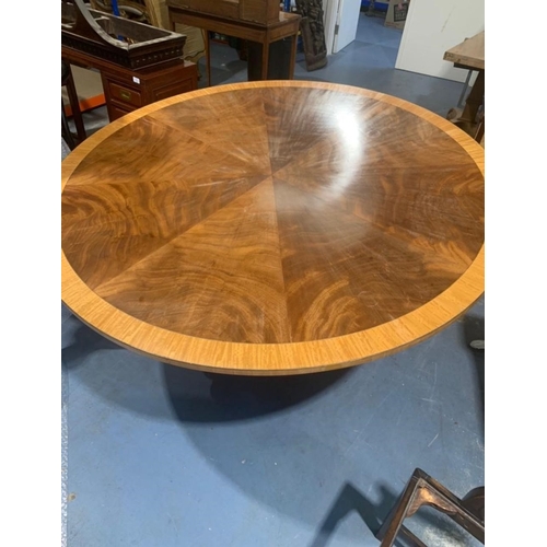 313 - A CROSSBANDED MAHOGANY CIRCULAR BREAKFAST TABLE, raised on pod base with crossbanded downswept legs ... 