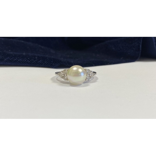 321 - A STERLING SILVER PEARL & CLEAR GEMSTONE RING, central large pearl, flanked by six clear round cut g... 