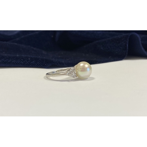 321 - A STERLING SILVER PEARL & CLEAR GEMSTONE RING, central large pearl, flanked by six clear round cut g... 