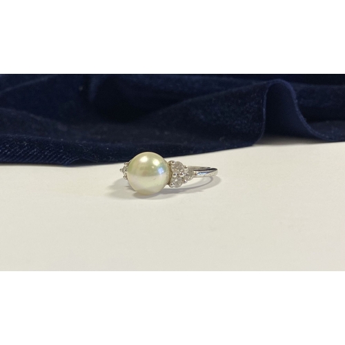 321 - A STERLING SILVER PEARL & CLEAR GEMSTONE RING, central large pearl, flanked by six clear round cut g... 