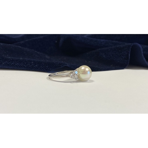 321 - A STERLING SILVER PEARL & CLEAR GEMSTONE RING, central large pearl, flanked by six clear round cut g... 