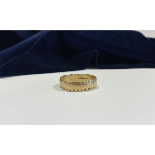 324 - A 9CT YELLOW GOLD BAND RING, engraved to exterior with two rows of stars, hallmarked to interior ban... 