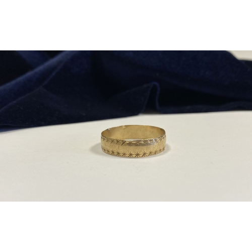 324 - A 9CT YELLOW GOLD BAND RING, engraved to exterior with two rows of stars, hallmarked to interior ban... 