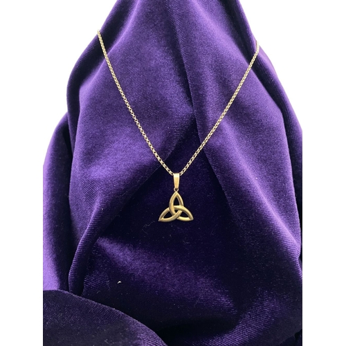 346 - A PRETTY 9CT YELLOW GOLD TRINITY KNOT PENDANT NECKLACE, the trinity knot pendant hallmarked to rever... 