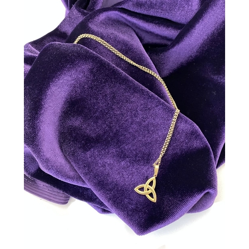 346 - A PRETTY 9CT YELLOW GOLD TRINITY KNOT PENDANT NECKLACE, the trinity knot pendant hallmarked to rever... 