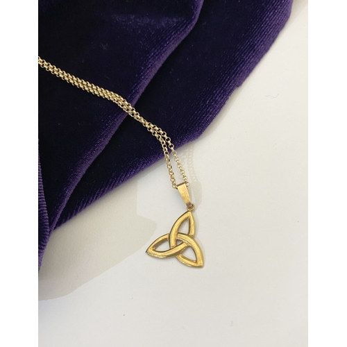 346 - A PRETTY 9CT YELLOW GOLD TRINITY KNOT PENDANT NECKLACE, the trinity knot pendant hallmarked to rever... 