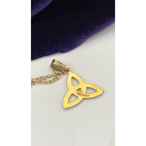 346 - A PRETTY 9CT YELLOW GOLD TRINITY KNOT PENDANT NECKLACE, the trinity knot pendant hallmarked to rever... 