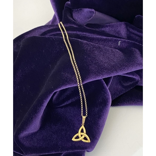 346 - A PRETTY 9CT YELLOW GOLD TRINITY KNOT PENDANT NECKLACE, the trinity knot pendant hallmarked to rever... 