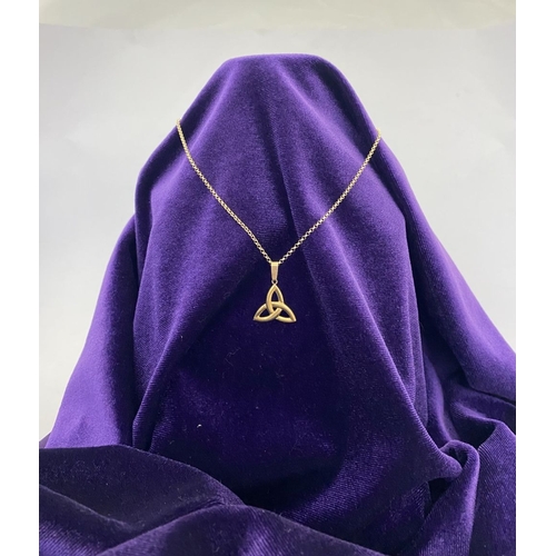 346 - A PRETTY 9CT YELLOW GOLD TRINITY KNOT PENDANT NECKLACE, the trinity knot pendant hallmarked to rever... 