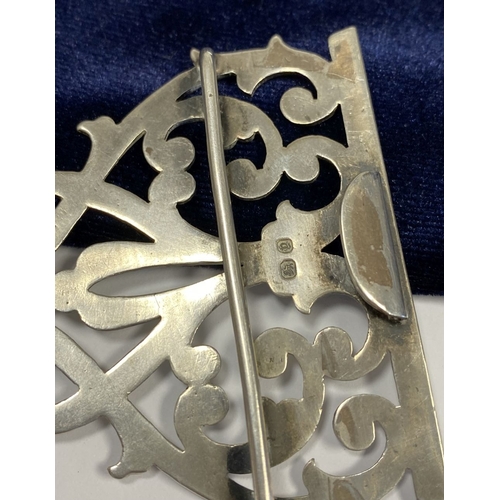 35 - A VICTORIAN SILVER NURSES BUCKLE, Hallmarked Deakin & Francis Ltd, Regent Place Birmingham c.1898. N... 