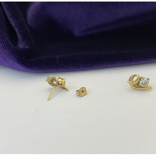 354 - A PAIR OF PRETTY 9CT YELLOW GOLD GEMSET STUD EARRINGS, with round cut clear gemstones claw set withi... 