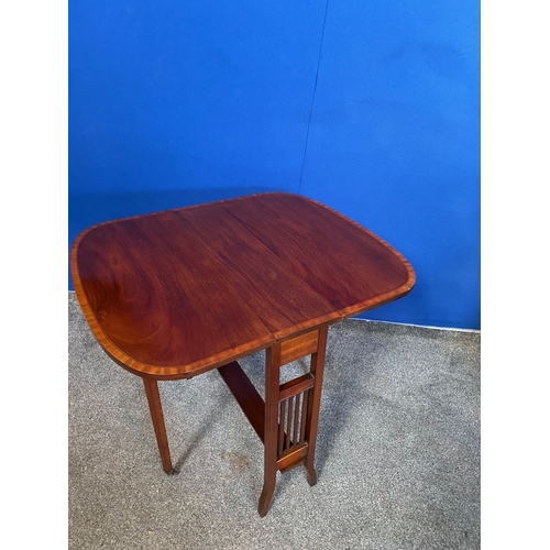 356 - A NICE MAHOGANY INLAID DROP LEAF SUTHERLAND TABLE, the top with crossbanding to border, splats to si... 