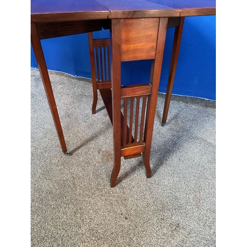 356 - A NICE MAHOGANY INLAID DROP LEAF SUTHERLAND TABLE, the top with crossbanding to border, splats to si... 