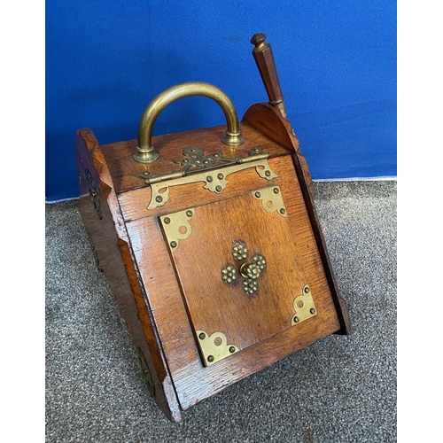 361 - AN OAK BRASS MOUNTED COAL SCUTTLE, with brass fittings and handle, as well as shovel to side. Dimens... 