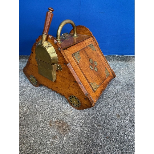 361 - AN OAK BRASS MOUNTED COAL SCUTTLE, with brass fittings and handle, as well as shovel to side. Dimens... 