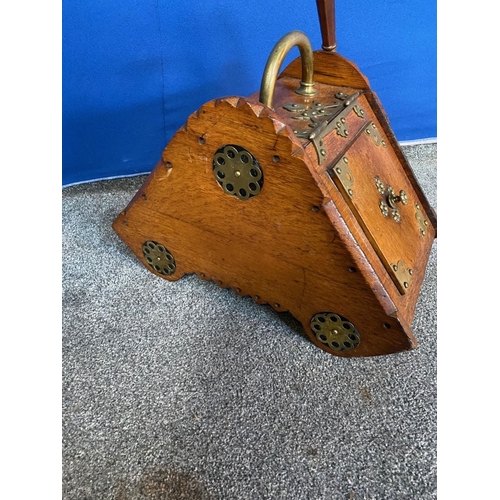 361 - AN OAK BRASS MOUNTED COAL SCUTTLE, with brass fittings and handle, as well as shovel to side. Dimens... 