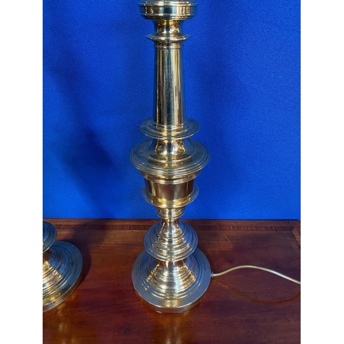 366 - A GOOD PAIR OF BRASS TABLE LAMPS, in working order. Dimensions: 59cm high approx.