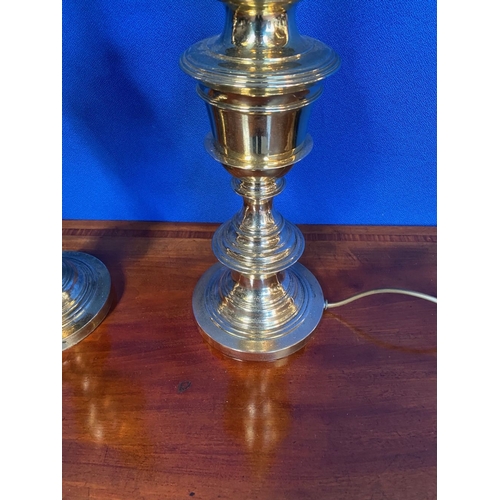 366 - A GOOD PAIR OF BRASS TABLE LAMPS, in working order. Dimensions: 59cm high approx.