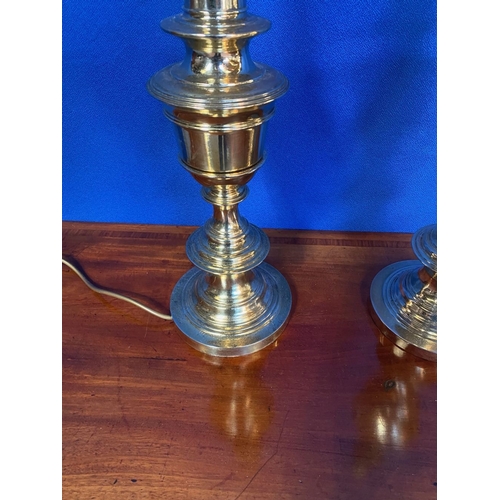 366 - A GOOD PAIR OF BRASS TABLE LAMPS, in working order. Dimensions: 59cm high approx.