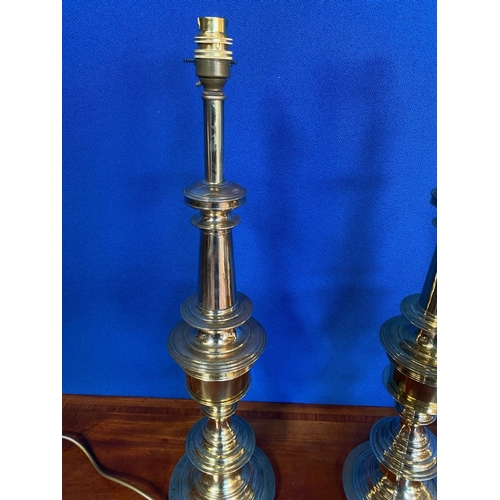 366 - A GOOD PAIR OF BRASS TABLE LAMPS, in working order. Dimensions: 59cm high approx.