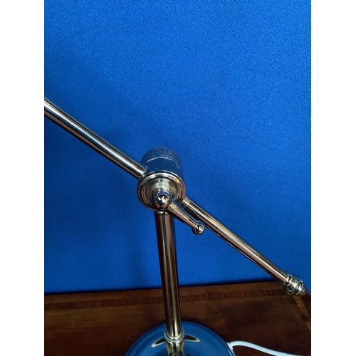 370 - A GOOD QUALITY CHROME ADJUSTABLE DESK LAMP, support on circular foot.