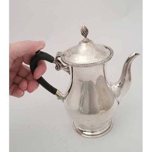 44 - A GOOD QUALITY EARLY 20TH CENTURY SILVER HOT-WATER POT / BATCHELOR'S TEA POT, with ebony scroll shap... 