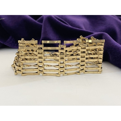 5 - A REALLY BEAUTIFUL 9CT GOLD EIGHT BAR GATE BRACELET, seven bars with twist design to two, the bars g... 