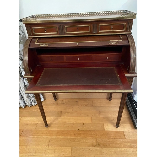 62 - A GOOD QUALITY FRENCH STYLE MAHOGANY BRASS INLAID WRITING DESK, the top with three quarter raised br... 