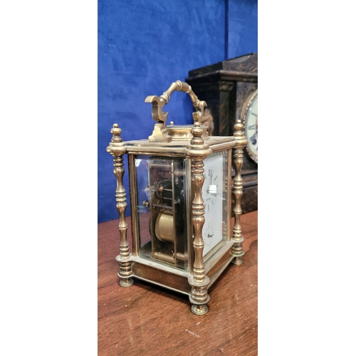 64 - AN EARLY 20TH CENTURY BRASS FRAMED REPEATING CARRIAGE CLOCK, with white enamelled dial, with Roman n... 