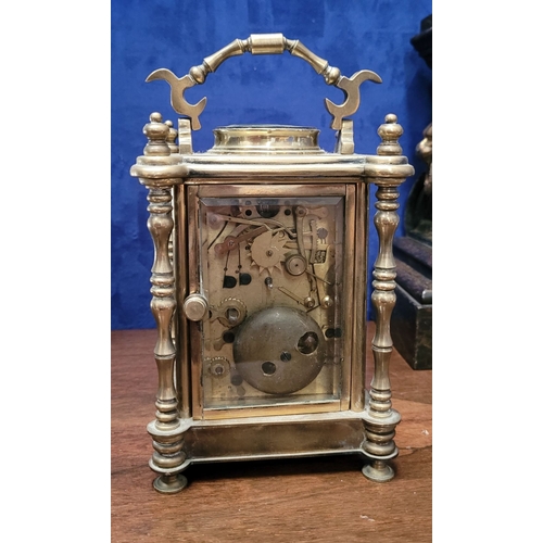 64 - AN EARLY 20TH CENTURY BRASS FRAMED REPEATING CARRIAGE CLOCK, with white enamelled dial, with Roman n... 