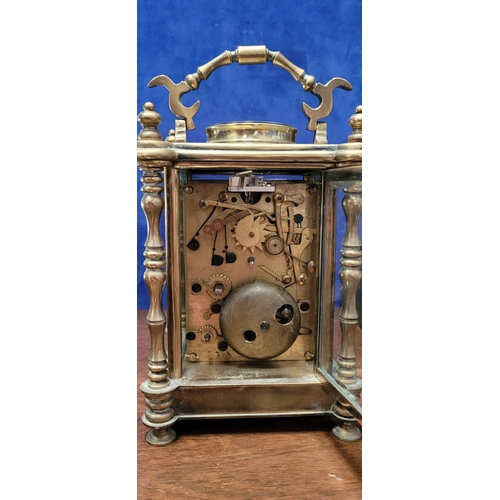 64 - AN EARLY 20TH CENTURY BRASS FRAMED REPEATING CARRIAGE CLOCK, with white enamelled dial, with Roman n... 