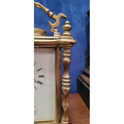 64 - AN EARLY 20TH CENTURY BRASS FRAMED REPEATING CARRIAGE CLOCK, with white enamelled dial, with Roman n... 