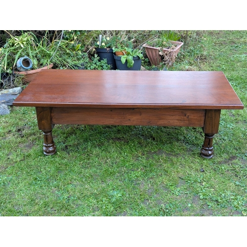 68 - A FINE MAHOGANY COFFEE TABLE, rectangular top raised on short turned legs. Dimensions: 127 x 59 x 38... 