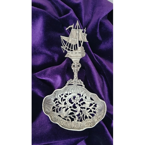 72 - A VERY FINELY CRAFTED STERLING SILVER PIECED BERRY / SIFTER SPOON, the tip of the handle in the form... 