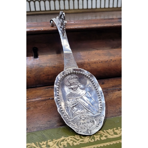 74 - AN EARLY 20TH CENTURY EDWARD V COMMEMORATIVE CADDY SPOON, the handle with a curved scroll detail to ... 