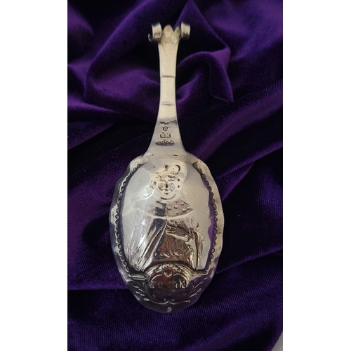 74 - AN EARLY 20TH CENTURY EDWARD V COMMEMORATIVE CADDY SPOON, the handle with a curved scroll detail to ... 