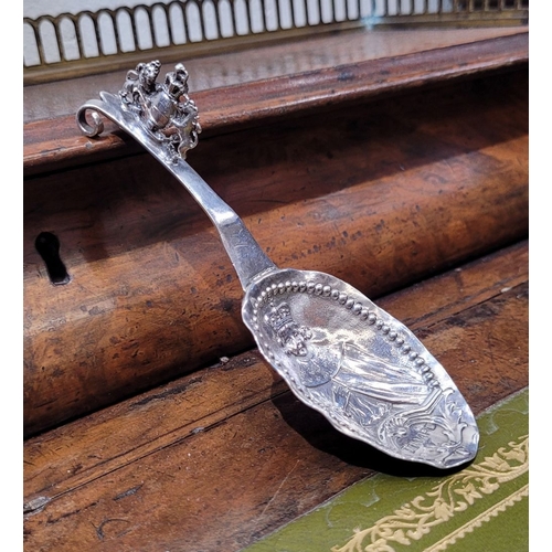 74 - AN EARLY 20TH CENTURY EDWARD V COMMEMORATIVE CADDY SPOON, the handle with a curved scroll detail to ... 