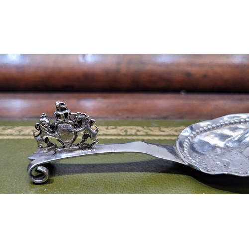 74 - AN EARLY 20TH CENTURY EDWARD V COMMEMORATIVE CADDY SPOON, the handle with a curved scroll detail to ... 