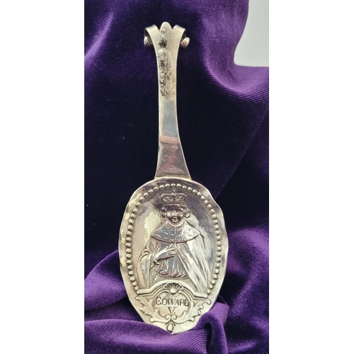 74 - AN EARLY 20TH CENTURY EDWARD V COMMEMORATIVE CADDY SPOON, the handle with a curved scroll detail to ... 