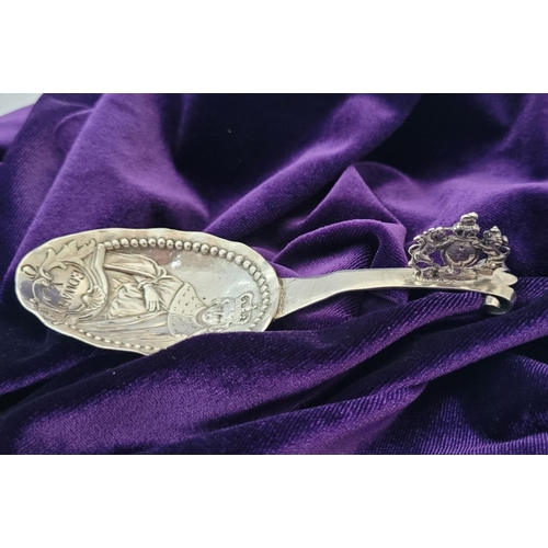 74 - AN EARLY 20TH CENTURY EDWARD V COMMEMORATIVE CADDY SPOON, the handle with a curved scroll detail to ... 