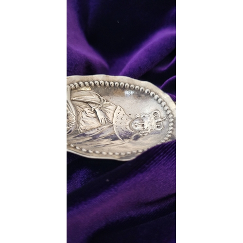 74 - AN EARLY 20TH CENTURY EDWARD V COMMEMORATIVE CADDY SPOON, the handle with a curved scroll detail to ... 