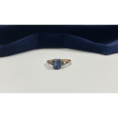 80 - A PRETTY 9CT GOLD PLATED SAPPHIRE RING, large emerald cut sapphire in claw setting, flanked by marca... 