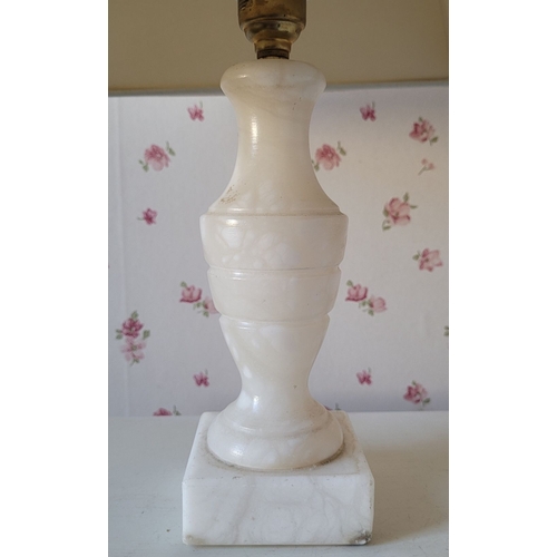 83 - A SMALL TURNED ALABASTER TABLE LAMP / BEDSIDE LAMP, with a shade. Dimensions: 39.5cm tall with shade... 